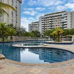 Apto 2 Quartos Com Varanda Em Frente Ao Riocentro Barra Olimpica Wi-Fi Rapido Piscina Cozinha Completa E Estacionamento Portaria 24H Sala Homeoffice Brinquedoteca E Parquinho Infantil Ideal Para Grupos Familias E Hospedes A Trabalho