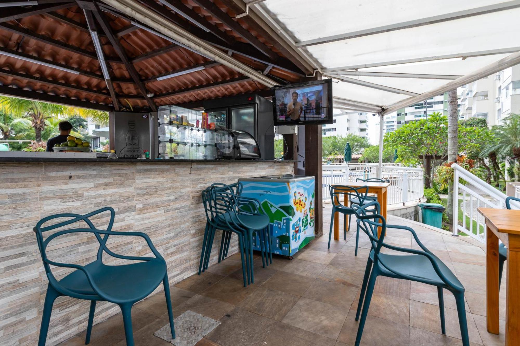 Apto 2 Quartos Com Varanda Em Frente Ao Riocentro Barra Olimpica Wi-fi Rapido Piscina Cozinha Completa E Estacionamento Portaria 24h Sala Homeoffice Brinquedoteca E Parquinho Infantil Ideal Grupos Familias E A Trabalho