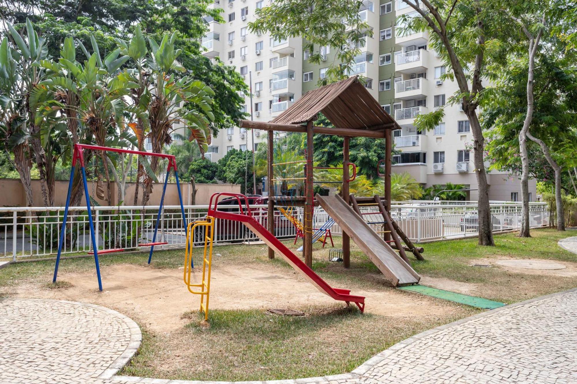 Apto 2 Quartos Com Varanda Em Frente Ao Riocentro Barra Olimpica Wi-fi Rapido Piscina Cozinha Completa E Estacionamento Portaria 24h Sala Homeoffice Brinquedoteca E Parquinho Infantil Ideal Grupos Familias E A Trabalho