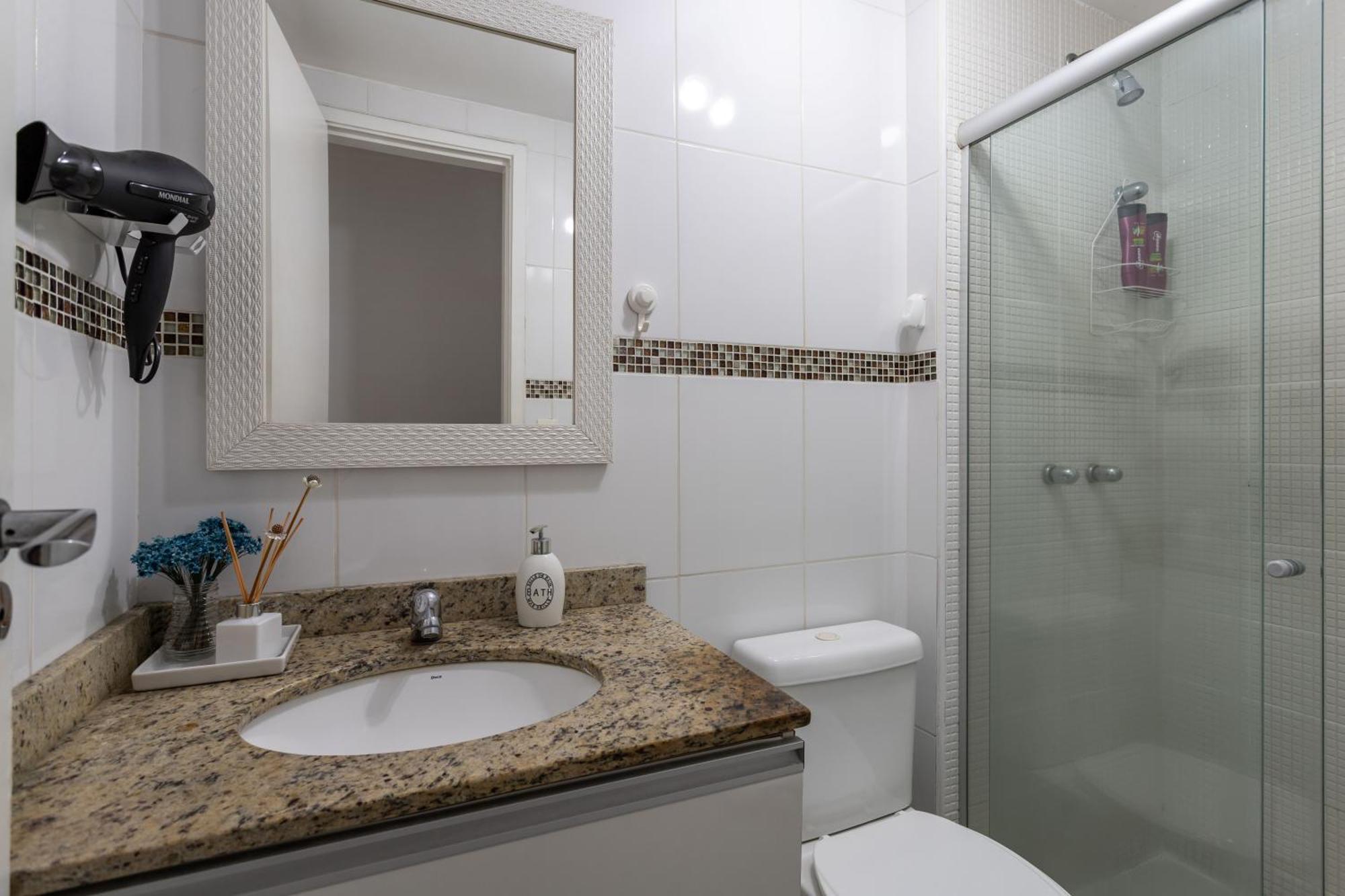 Apto 2 Quartos Com Varanda Em Frente Ao Riocentro Barra Olimpica Wi-fi Rapido Piscina Cozinha Completa E Estacionamento Portaria 24h Sala Homeoffice Brinquedoteca E Parquinho Infantil Ideal Grupos Familias E A Trabalho