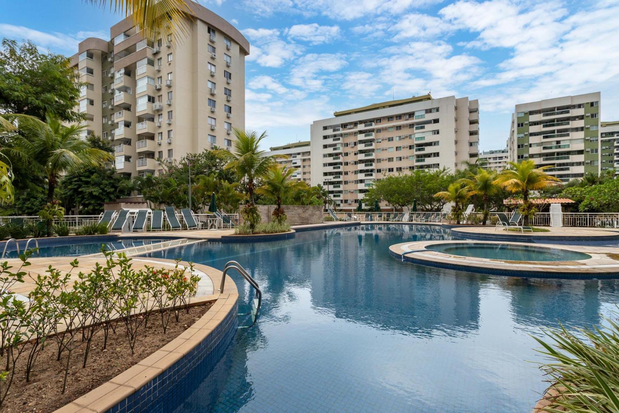 Apto 2 Quartos Com Varanda Em Frente Ao Riocentro Barra Olimpica Wi-fi Rapido Piscina Cozinha Completa E Estacionamento Portaria 24h Sala Homeoffice Brinquedoteca E Parquinho Infantil Ideal Grupos Familias E A Trabalho